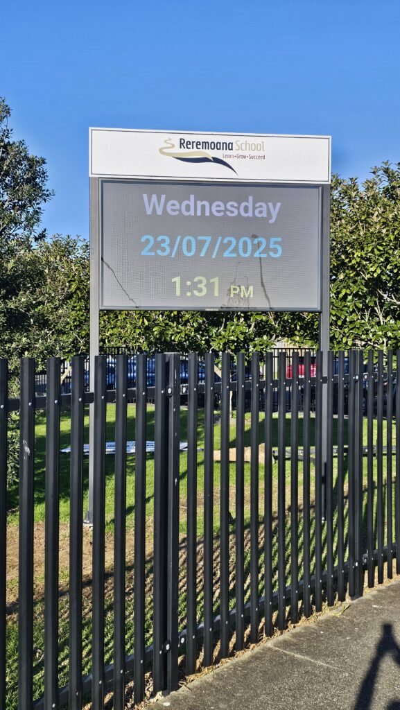 Rareraremoana School digital sign
